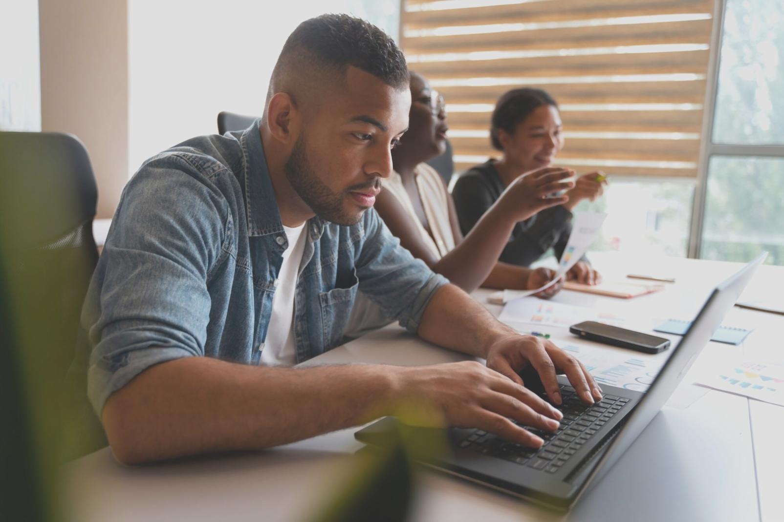 Persoană lucrând pe laptop cu grafice financiare