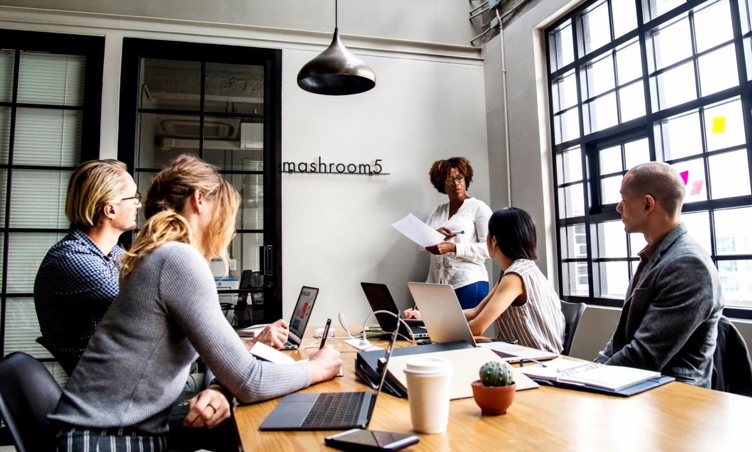 Workspace modern cu calculator și documente financiare