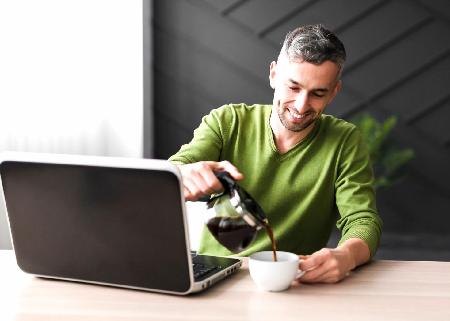 Sesiune de planificare bugetară cu documente și calculator